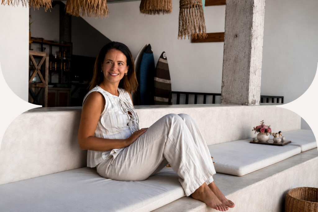 Nicole van Hosting Guests in het buiteninterieur van een boutique hotel